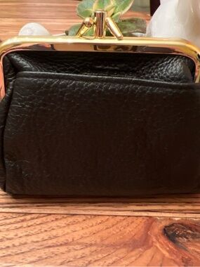 Dopp Black Leather Kiss-Lock Coin Purse with Gold Frame